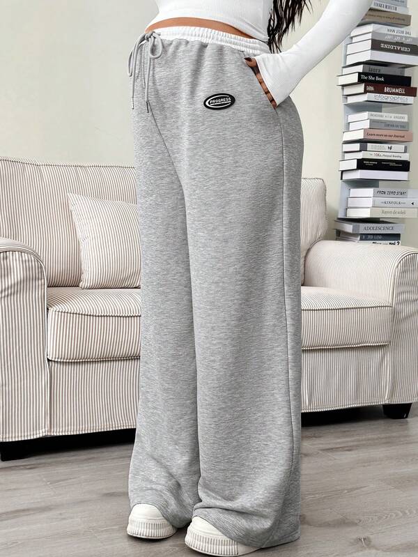 SHEIN Pantalones casuales de maternidad con gráfico de letras, cintura con cordón y bolsillos, pierna ancha