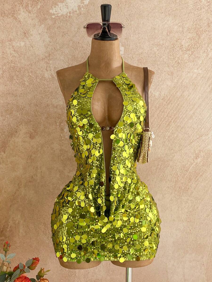 Soleia Nouvelle robe mini décontractée, dos nu, verte pailletée, pour fête élégante, bohème, tropicale et glamour. Idéale pour les vacances, les mariages, les remises de diplômes, la Saint-Patrick, le printemps, les festivals de musique.