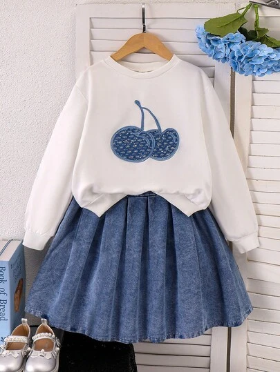 Sparklyn Conjunto de sudadera de manga larga de punto con cuello redondo y aplicación de logo de cereza de mezclilla y falda plisada de mezclilla para niñas (talla pequeña), de moda para otoño