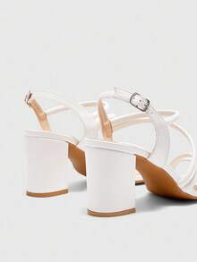 CUCCOO CURVES 大码女式时尚白色经典舒适踝带高跟凉鞋，圣诞节必备