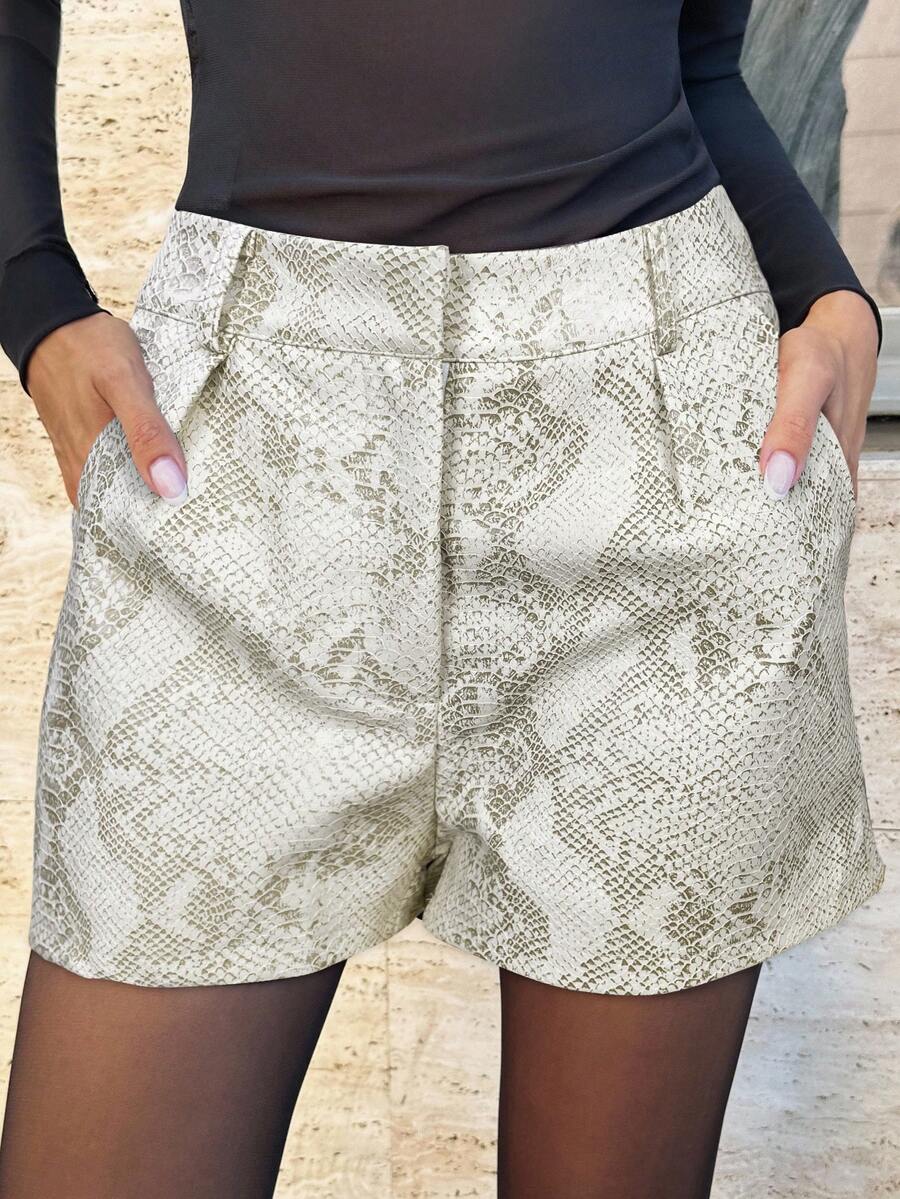 Lavishia 女士时尚休闲口袋动物纹PU短裤 - 杏色 - 查看 1