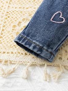 SHEIN Playful Pals Jeans para niñas, adecuados para todas las estaciones, nueva llegada, lavado de mezclilla azul claro dulce y lindo, bordado de corazón rosa, botones rosas, pierna entallada, versátil para uso diario, casual, escuela, pantalones vaqueros para niñas - Azul lavado oscuro - Ver 5