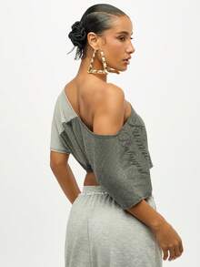 SUMWON Áo nỉ hở vai họa tiết cổ điển cỡ lớn in hình trường đại học - Xám - Xem 2