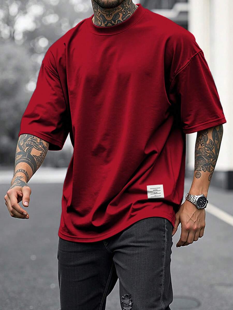 Manfinity Homme Áo thun nam cổ tròn tay ngắn họa tiết thêu thoải mái, dáng rộng - Đỏ - Xem 1