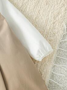 Souflis 这款优雅的学院风彼得潘领连衣裙，饰有纽扣，卡其色和白色相间，适合秋季作为外套穿着，冬季可搭配夹克，适合上学、度假、旅行等场合，是女孩秋冬服装的理想之选，可作为外套穿着，方便叠穿，百搭设计，适合4-7岁女孩。