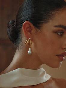 Opalesca 一对珍珠/珍珠母贝材质，纹理质感，金属光泽，镶嵌水钻的18K金珍珠叶形耳坠，优雅、可爱、奢华，适合派对、休闲、工作、婚礼、节日、度假、露营等场合，也适合Y2K风格/送给妈妈/女性/女孩/秋季/冬季/节日/假日/度假/复古风/万圣节等场合。 - 金黃色 - 查看 3