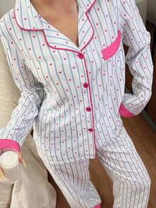 Ensemble pyjama femme haut et pantalon patchwork à motif cœur rayé. Ensemble pyjama femme 2 pièces, chemise de nuit femme avec boutons. Vêtements automne et hiver