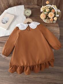 SHEIN 女童灯芯绒拼接蕾丝彼得潘领长袖连衣裙，修身休闲A字连衣裙，秋冬新品，适合年轻女孩日常穿着、上学、秋冬季，搭配白衬衫，返校季，学院风，圣诞节，女童冬装，圣诞服装，派对服装，日常上学穿着，生日服装，公主服装，母女/姐妹亲子装，万圣节。棕色连衣裙。 - 棕色 - 查看 3