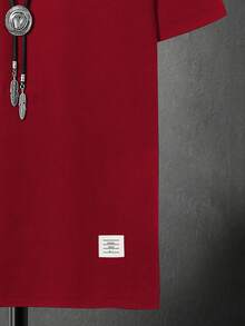 Manfinity Homme Áo thun nam cổ tròn tay ngắn họa tiết thêu thoải mái, dáng rộng - Đỏ - Xem 4