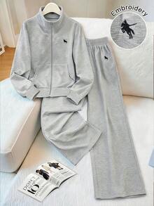 GlowEve CURVE 2 件大码女式休闲运动学院风运动服套装，带马标志，适合返校季、秋冬季，高领夹克 + 休闲裤 - 灰色 - 查看 1