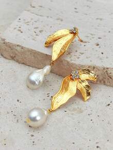 Opalesca 一对珍珠/珍珠母贝材质，纹理质感，金属光泽，镶嵌水钻的18K金珍珠叶形耳坠，优雅、可爱、奢华，适合派对、休闲、工作、婚礼、节日、度假、露营等场合，也适合Y2K风格/送给妈妈/女性/女孩/秋季/冬季/节日/假日/度假/复古风/万圣节等场合。 - 金黃色 - 查看 4