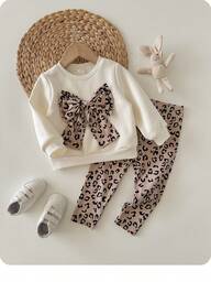 Dwuczęściowy, dziewczęcy, uroczy, uniwersalny, swobodny komplet bluzy z okrągłym dekoltem i kokardą z nadrukiem w panterkę oraz obcisłe spodnie z nadrukiem w panterkę, wygodny i swobodny, uniwersalny, modny na co dzień, odpowiedni do noszenia wewnątrz i na zewnątrz, na co dzień, do sportu, zabawy, na imprezę, do robienia zdjęć, na wakacje, na festiwale wiosną, latem, jesienią i zimą