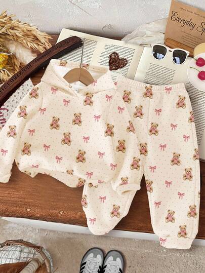 SHEIN Happikins 奶油白，可爱童话小镇甜熊蝴蝶结波点印花，舒适季节，圣诞氛围，女婴休闲简约舒适加厚柔软连帽衫和运动裤套装，适合秋冬季节，秋冬季穿搭，轻松舒适，适合婴幼儿和女童秋冬季叠穿，时尚女童，休闲装，女婴图案服装，秋冬服装，别致秋季，秋季新款新生儿男女通用保暖服装泰迪熊婴儿服装复古冬季婴儿服装女婴保暖