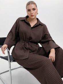 Aveloria Modichic Große Größen 2 Stücke Outfit für Damen, gestreift in Kaffeefarbe, lässiges Langarmhemd mit Kordelzug-Kragen und gerade geschnittene Hose, Herbst/Winter - Kaffeebraun - Übersicht 2