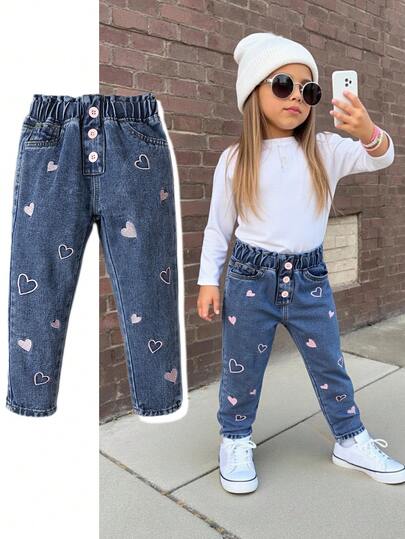 SHEIN Playful Pals 女童牛仔裤，四季皆宜，新款上市，甜美可爱的浅蓝色水洗牛仔布，粉色爱心刺绣，粉色纽扣，锥形裤腿，日常、休闲、上学等场合百搭，女童牛仔裤
