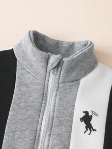 SHEIN Genkimix Kids 男童毛绒拼接撞色骑士印花拉链连帽衫和裤子休闲套装，适合秋冬季节穿着。无论是户外探险、运动玩耍还是日常休闲穿着，都能让您尽情享受每一刻。 - 彩色 - 查看 7