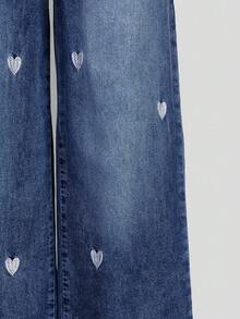 SHEIN Quần jeans ống loe dáng rộng Denimly Xuân/Hè mới cho bé gái, chất liệu denim xanh nhạt tạo cảm giác thoải mái, họa tiết thêu hình trái tim, thiết kế cạp chun tạo sự thoải mái, phù hợp mặc ở trường học, đi chơi thường ngày, hoạt động ngoài trời và mặc hàng ngày - Rửa tối - Xem 5