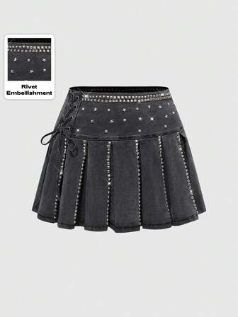 Goth Jupe en jean plissée de style de rue avec rivets en étoile et polygone, cordon de serrage, mini-jupe en jean noir foncé. Convient pour les grandes tailles, les fêtes, les festivals de musique. Mini-jupe en jean plissée sexy pour grandes tailles. Jupe en jean trapèze pour grandes tailles. Mini-jupe en jean noir d'automne pour grandes tailles