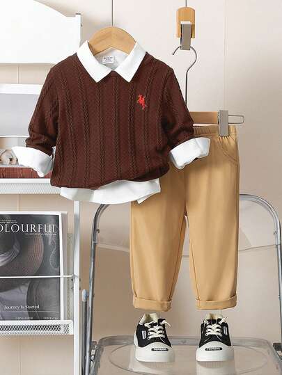 男童两件套套装，上衣：藏蓝色针织衫，左胸饰有红色刺绣图案；下装：卡其色长裤。适合通勤、上学、日常休闲穿着，春夏皆宜，也适合返校季。