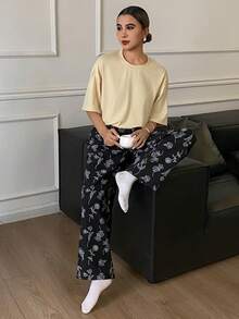 DAZY 2 件纯色宽松 T 恤上衣和花卉线条印花睡裤睡衣套装 - 黃色 - 查看 4