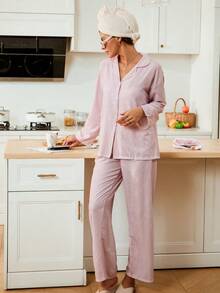 SHEIN 粉白条纹休闲女式落肩长袖纽扣上衣和裤子家居服睡衣套装 女式家居服套装 女士睡衣套装 粉色女士睡衣套装 冬季服装 - 粉色 - 查看 2