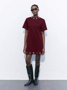 Maija Robe mini à col rond pour femmes, avec décorations en métal. L'ourlet est orné d'accents métalliques raffinés. Coupe droite et décontractée, combinant style professionnel, loisir et mode de rue. Design minimaliste mais élégant, convenant pour les fêtes du Nouvel An, les vacances ou les rassemblements quotidiens, mettant en valeur le chic féminin et une allure . - Rouge foncé - Voir 3