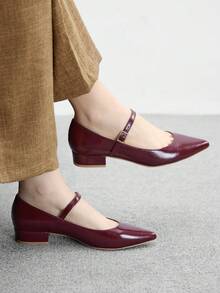 عنابي اللون