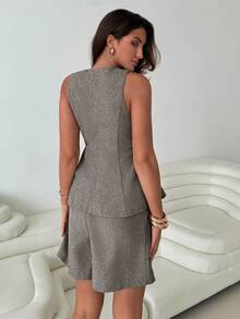 Aloruh Conjunto de 2 piezas de blazer sin mangas con escote en V y hebilla metálica de color contrastante, y minifalda para mujer - Caqui - Ver 5