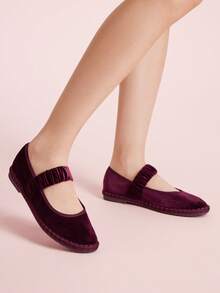 CUCCOO DOLLMOD 女士酒红色天鹅绒经典舒适弹力带玛丽珍平底鞋，优雅时尚，圣诞节必备 - 中紫紅色 - 查看 8