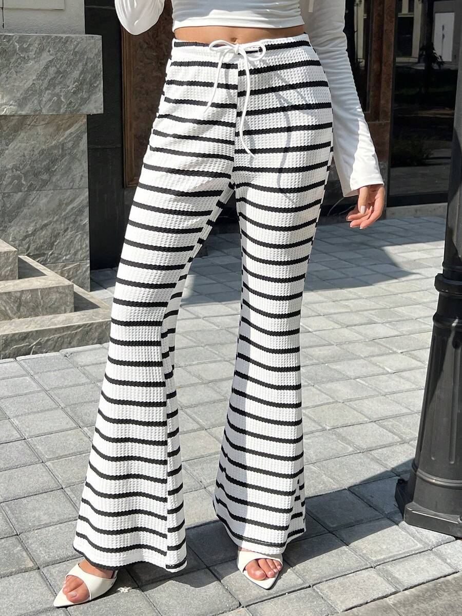 Zielony Pantalon évasé casual rayé pour femmes, tenue minimaliste pour usage quotidien - Noir et Blanc - Voir 1