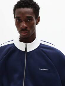 SUMWON 宽松版型全拉链运动夹克，撞色拼接袖子，休闲街头风飞行员夹克风格，轻薄透气，适合秋冬季穿着。 - 藍色 - 查看 4