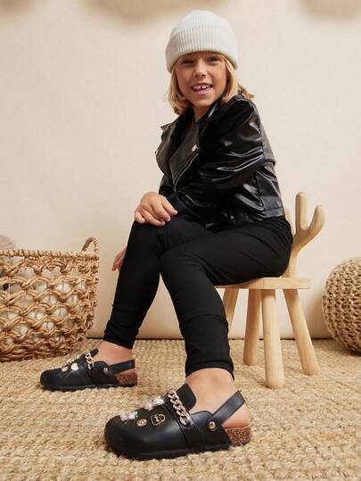 Mini mi #Sweetcore キッズ遊び心のあるゴールドアクセントチャーム PUブラック BS バックストラップクロッグ - ブランチからブックストアまで一日中快適