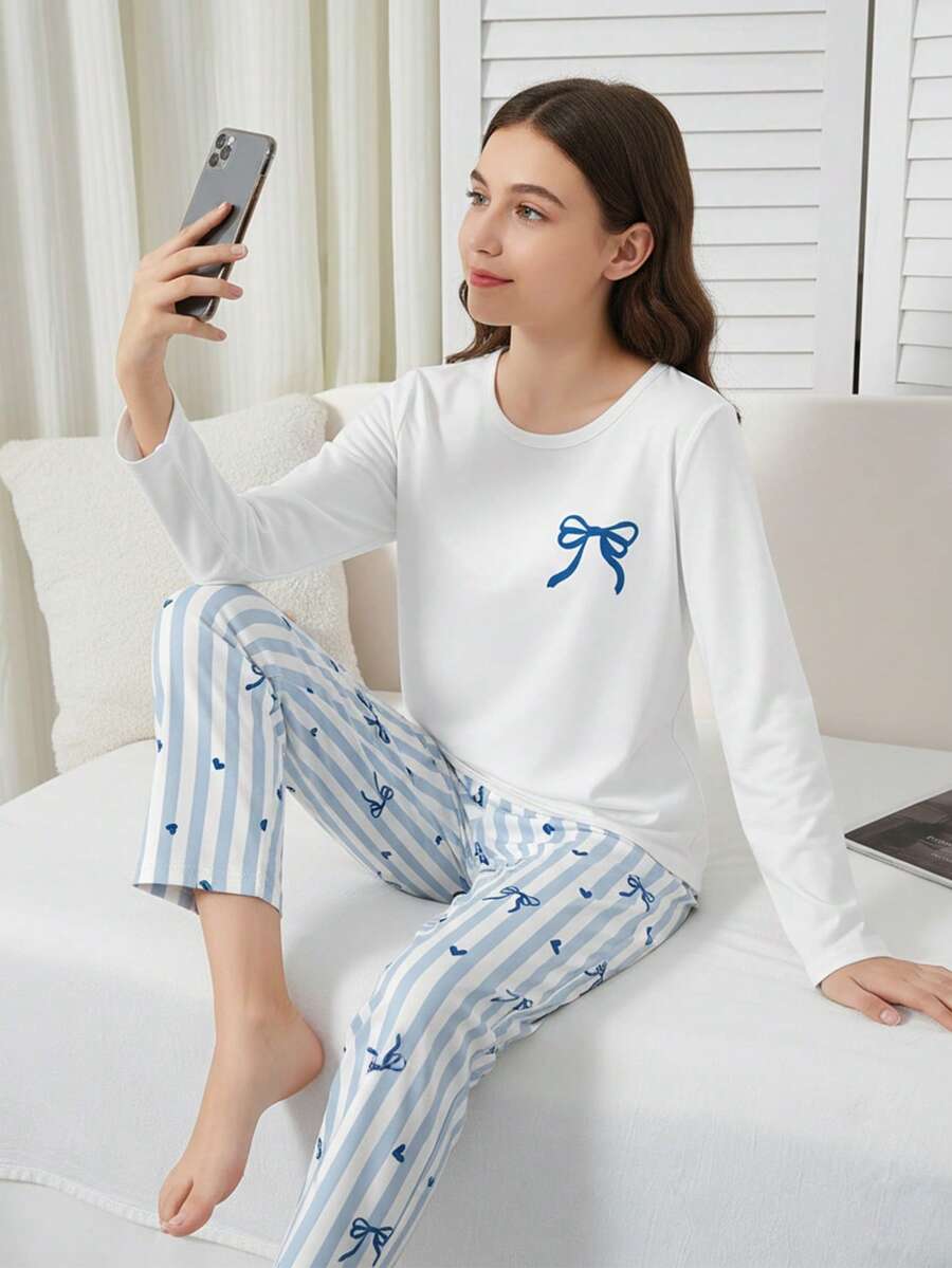 两件套少女优雅休闲套装,包括白色圆领长袖上衣(饰有蓝色蝴蝶结)和蓝色条纹裤,舒适家居服。 - 白色 - 查看 1
