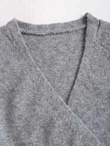 Sweetra Neuer Grauer asymmetrischer Kragen Kreuz-V-Ausschnitt modischer urbaner eleganter vielseitiger Pullover mit langen Ärmeln für Damen, Herbst/Winter