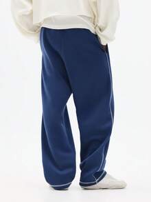 SUMWON 低裆宽松休闲运动裤，外露缝线细节和文字印花，适合秋冬季节穿着。 - 藏蓝色 - 查看 3