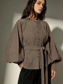 Aveloria Modichic 立领长袖人字纹衬衫，腰带设计，宽松版型，小众风格外套 - 棕色 - 查看 3