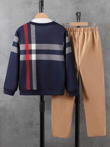 SHEIN 2 件幼儿男童时尚休闲格子印花运动衫和直筒裤套装，包括海军蓝格子运动衫 + 卡其色裤子，适合春季、秋季和冬季 - 彩色 - 查看 2