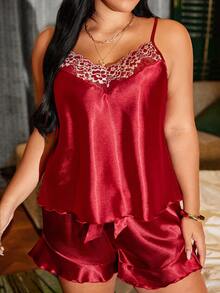 SilkySpell Seksowny bordowy komplet bielizny nocnej z koronką, falbanką i kokardą w dużym rozmiarze, koszulka na ramiączkach i szorty - Burgund - Zobacz 5