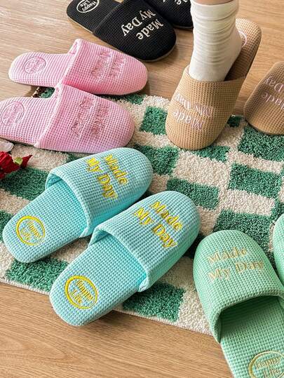 Joivida 简约时尚的日常休闲男女通用拖鞋，四季皆宜，透气凉爽，适合室内居家穿着，是馈赠佳品。这款家居拖鞋采用刺绣棉布制成，静音舒适，尤其适合居家和宿舍在斋月期间穿着。