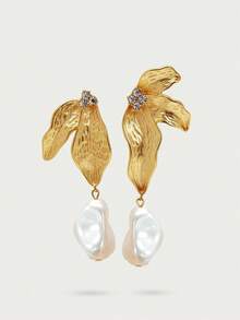 Opalesca 一对珍珠/珍珠母贝材质，纹理质感，金属光泽，镶嵌水钻的18K金珍珠叶形耳坠，优雅、可爱、奢华，适合派对、休闲、工作、婚礼、节日、度假、露营等场合，也适合Y2K风格/送给妈妈/女性/女孩/秋季/冬季/节日/假日/度假/复古风/万圣节等场合。 - 金黃色 - 查看 2