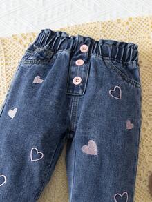SHEIN Playful Pals Jeans para niñas, adecuados para todas las estaciones, nueva llegada, lavado de mezclilla azul claro dulce y lindo, bordado de corazón rosa, botones rosas, pierna entallada, versátil para uso diario, casual, escuela, pantalones vaqueros para niñas - Azul lavado oscuro - Ver 4