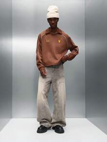 PLAYBOY X SUMWON 常规版型麂皮绒长袖 Polo 衫，饰有刺绣 Logo，经典领型，适合秋季休闲穿着。 - 棕色 - 查看 5