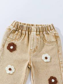 SHEIN Denimly 女婴休闲都市轻盈水洗全松紧腰心形贴片刺绣阔腿裤，可爱的花卉钩针装饰，米色和白色花朵与水洗牛仔布颜色相得益彰，温暖的秋冬氛围与春夏活力相得益彰 - 卡其色 - 查看 4