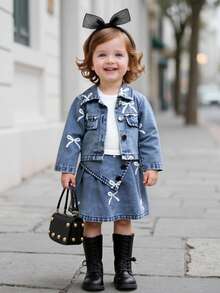 SHEIN 3 件套女婴春秋时尚甜美街头风格服装：蓝色长袖印花蝴蝶结牛仔夹克、同色面料蓝色牛仔裙、白色吊带背心 - 适合上学、摄影、街头穿着 - 藍色 - 查看 3