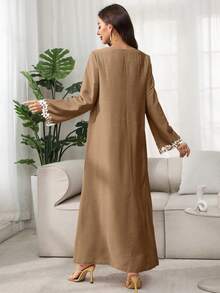 SHEIN Najma 圆领刺绣花卉贴花叶刺绣装饰阿拉伯风格连衣裙配头巾 - 卡其色 - 查看 3