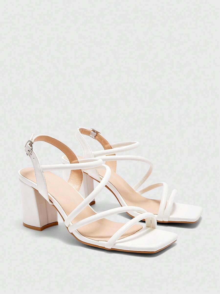 CUCCOO CURVES 大码女式时尚白色经典舒适踝带高跟凉鞋，圣诞节必备