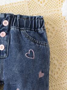 SHEIN Playful Pals Jeans para niñas, adecuados para todas las estaciones, nueva llegada, lavado de mezclilla azul claro dulce y lindo, bordado de corazón rosa, botones rosas, pierna entallada, versátil para uso diario, casual, escuela, pantalones vaqueros para niñas - Azul lavado oscuro - Ver 3
