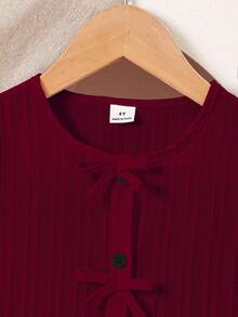 SHEIN Playful Pals 女童春秋季时尚衬衫套装，酒红色波浪条纹面料，立领半扣泡泡袖衬衫，荷叶边下摆，搭配波浪条纹休闲裤，两件套，适合返校季，日常休闲可爱优雅，适合小女孩。 - 酒紅色 - 查看 3