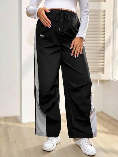 SHEIN Pantalon casual à taille élastique avec graphique lettrage, jambes larges plissées et contraste