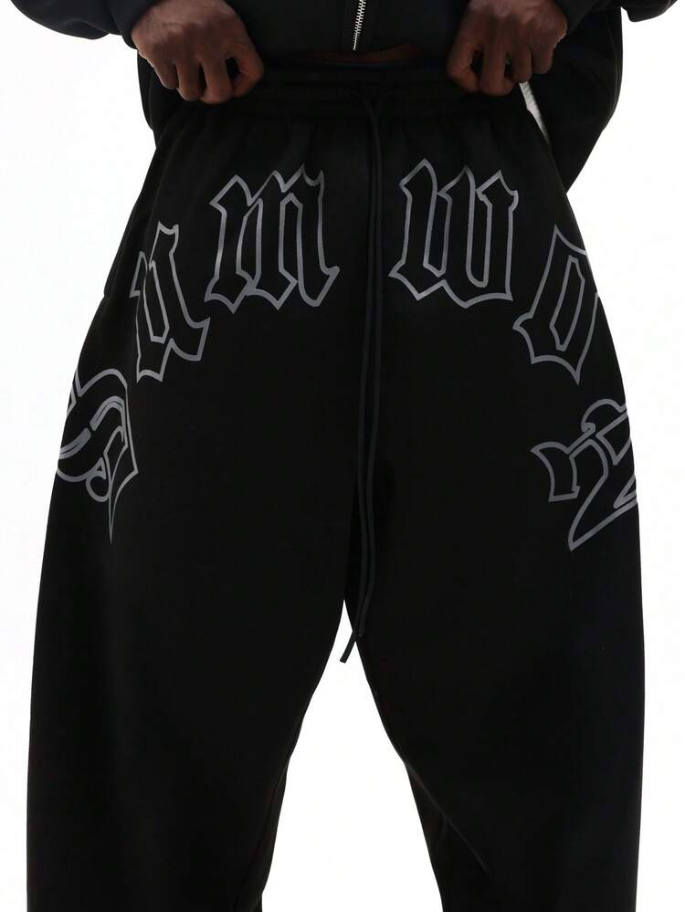 Calças de moletom com estampa gótica e letras.
